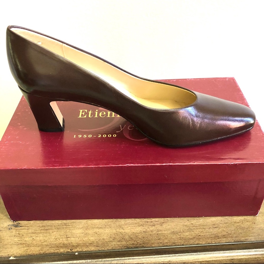 NIB - Etienne Aigner * Leather Low Heel * 8.5M